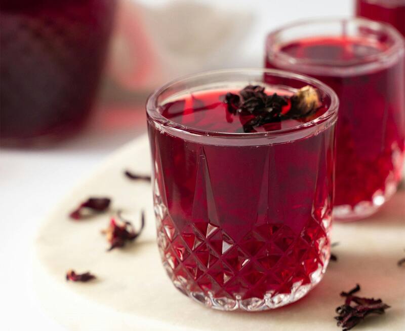 El té de hibisco tiene ácido tartárico, cítrico y málico que ayudan a la digestión.