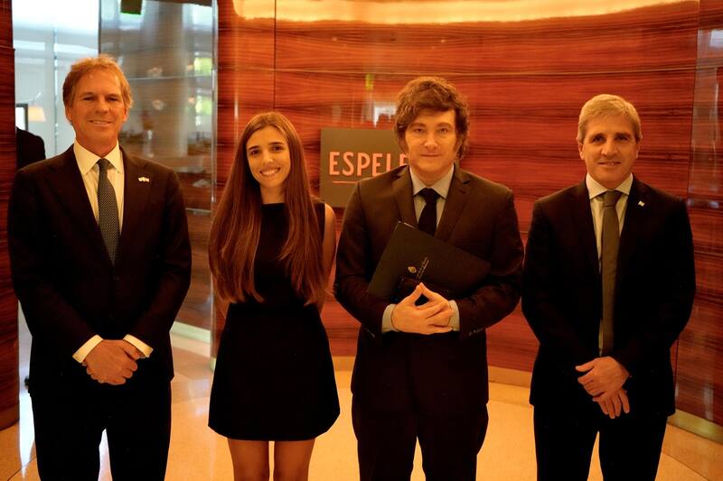 El presidente Javier Milei junto a la ingeniera biomédica y aspirante a astronauta, Noel de Castro.