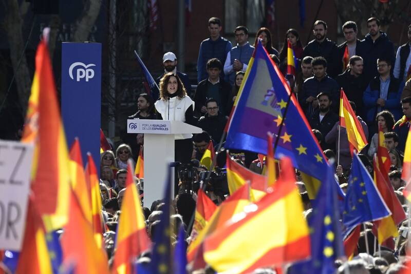 La presidenta de la Comunidad de Madrid Isabel Díaz Ayuso interviene durante la concentración convocada por el Partido Popular en la Plaza de España en Madrid en contra de la amnistía para los independentistas catalanes, y en "defensa de un país de ciudadanos libres e iguales". EFE