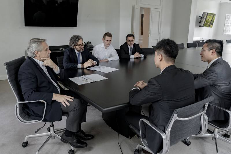 Huang Huai, presidente de Fusion Enertech International y otros directivos de la empresa anunciaron la millonaria inversión en litio al presidente, Alberto Fernández, y el canciller, Santiago Cafiero