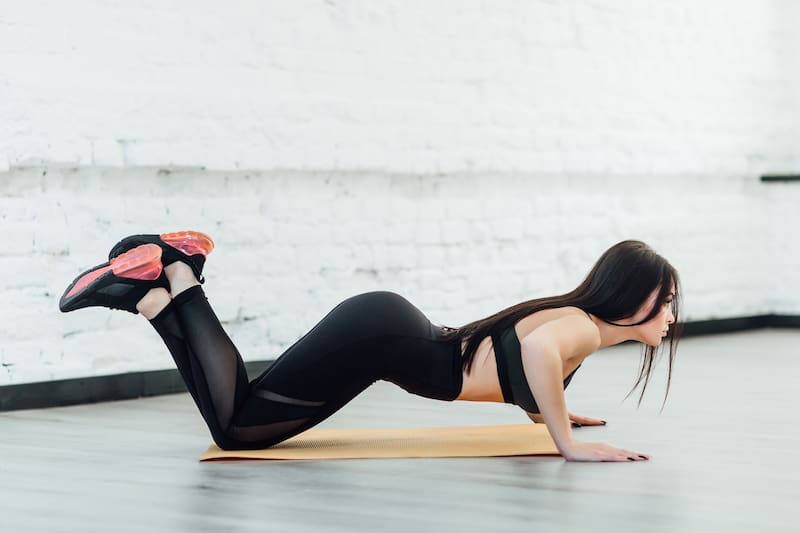 El curl nórdico fortalece intensamente los músculos de las piernas y los abdominales. (Foto: Freepik)