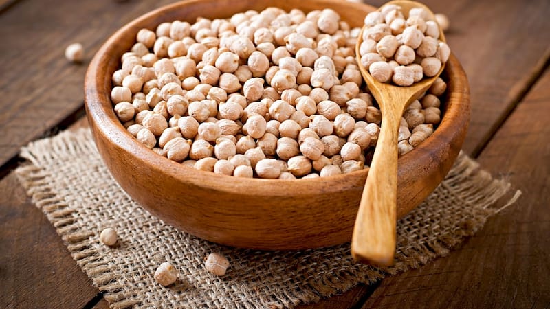 El proceso de remojo no solo ablanda los garbanzos, sino que también activa procesos que mejoran su valor nutricional.