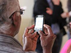 Estos son los celulares "ideales" para los de más de 50: low cost y tienen de todo