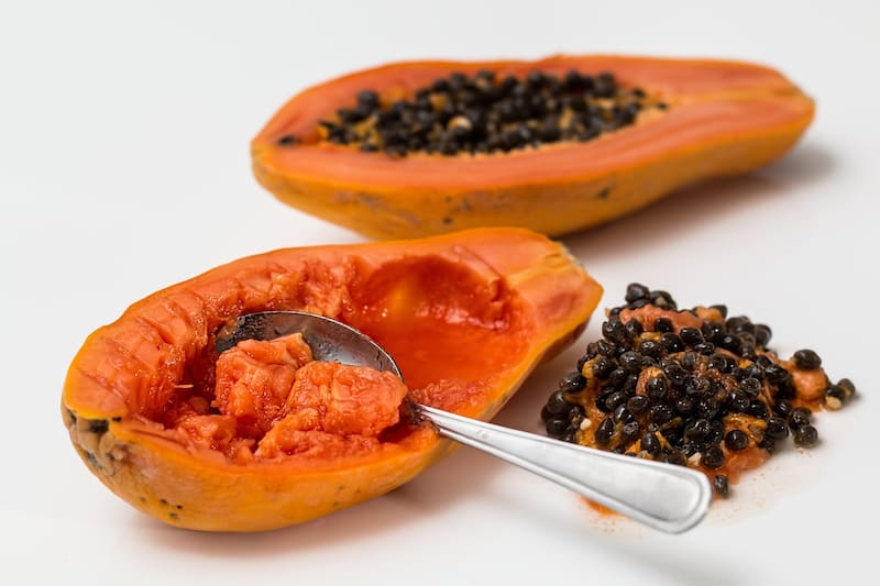 La papaína, presente en la papaya, facilita la digestión de las proteínas y mejora la salud intestinal. Foto: archivo El Cronista México