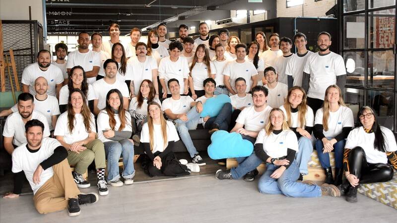 Parte del equipo de Ecloud.