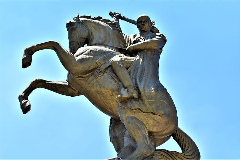 En el reverso se encuentra la marca de José María Morelos, figura clave del movimiento independentista y la fecha de acuñación. Foto: Armando Olivo Martín del Campo en Wikimedia Commons.