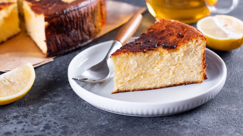 Tarta de queso quemada vasca: la receta, paso a paso, para preparar uno de los postres más deliciosos.