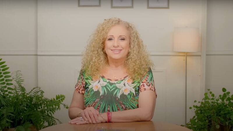 Realizar el ritual durante la luna nueva o creciente potencia su efectividad.