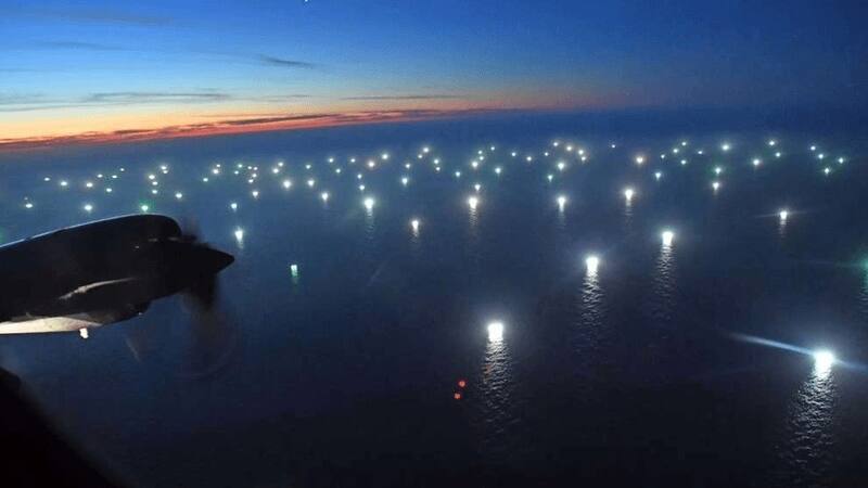 Buques pescando en el límite de la Zona Económica Exclusiva de la Argentina.