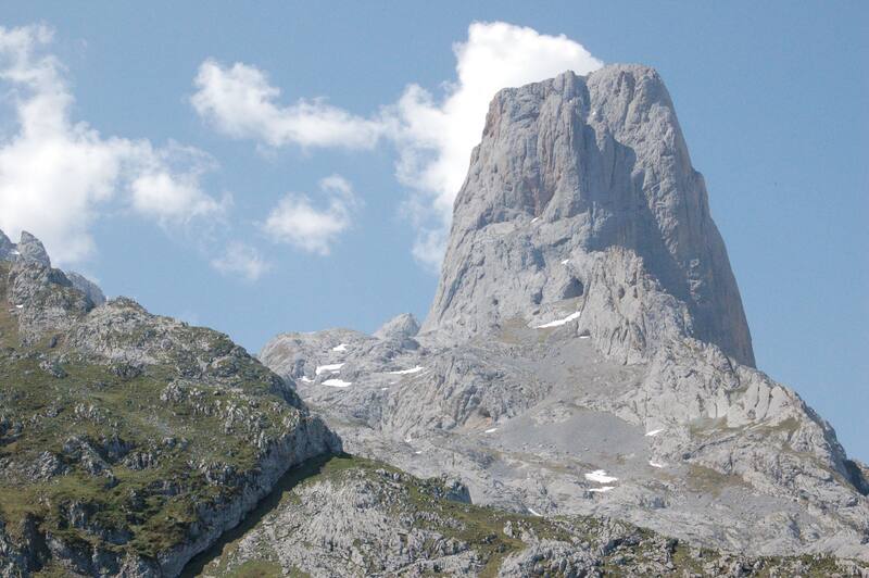 El Naranjo de Bulnes, también conocido como Picu Urriellu, es una de las cimas más emblemáticas de los Picos de Europa. (Imagen: Wikimedia Commons / Miguel Sáenz de Santa María)