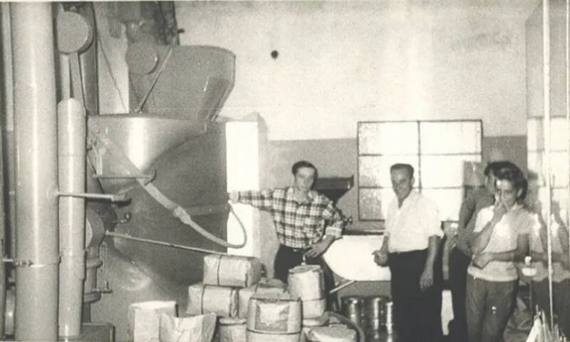 Cándido López Fajardo junto a sus hijos durante los primeros años de la empresa cafetera.
