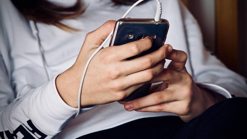 Las familias buscan medidas para retrasar la compra del primer móvil a hijos adolescentes