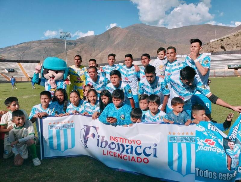 Independiente de Huachog es el equipo peruano que tiene los colores y el escudo similar a Racing Club de Avellaneda. (Fuente: tudiariohuanuco.pe)