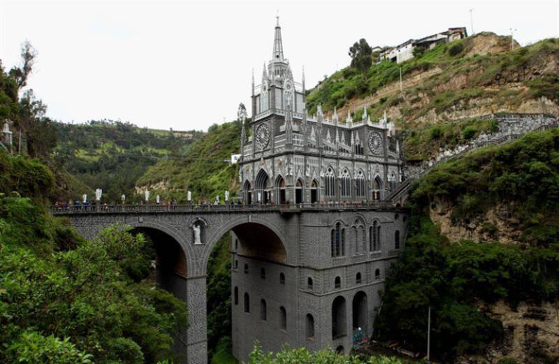 El Santuario de Nuestra Señora del Rosario de las Lajas.