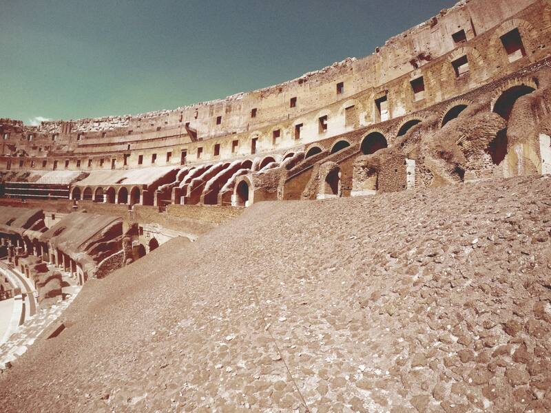 Coliseo Romano desde el interior. Fuente: Freepik.