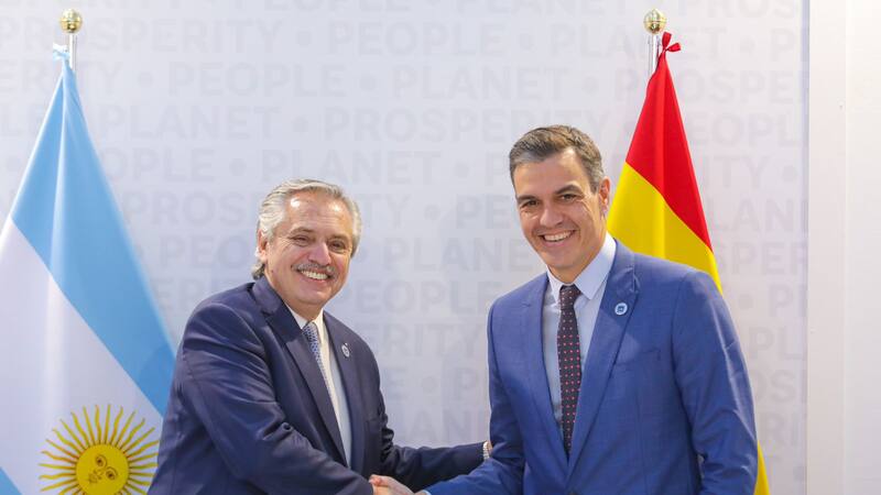 Alberto Fernández y Pedro Sánchez durante una cumbre del G20.