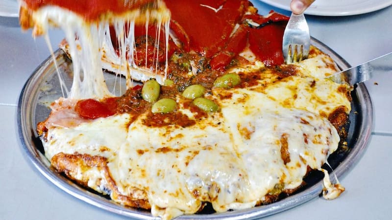 La pizzería histórica de Monte Castro, famosa por sus generosas porciones.