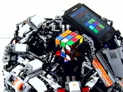 Un robot arma el cubo mágico en menos de tres segundos