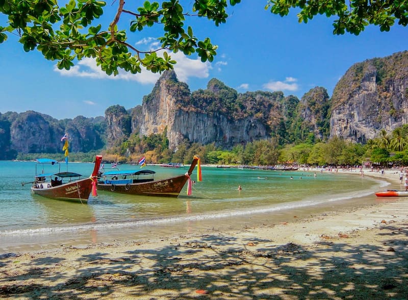 Tailandia combina diversidad cultural y costos bajos, ideal para quienes desean vivir cerca de la playa.