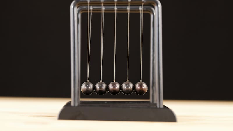 Sir Isaac Newton publicó las leyes del movimiento en 1687, unificando los fenómenos celestiales y terrenales.