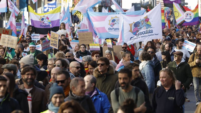 Un millar de personas se manifiestan por el recorte de los derechos LGTBI de Díaz Ayuso.