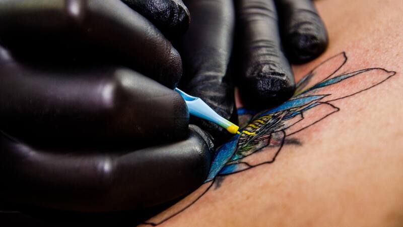 Tomar precauciones y estar informado sobre los posibles riesgos te permitirá disfrutar de tu tatuaje con tranquilidad.