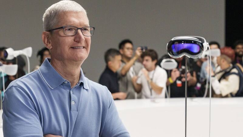 Tim Cook, CEO de Apple, acelera el avance de Apple en el mundo de la inteligencia artificial.