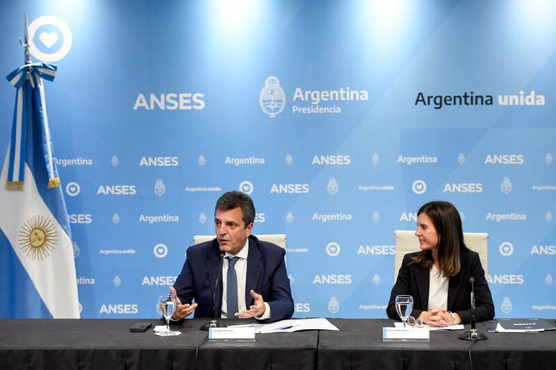 El ministro de Economía, Sergio Massa, junto a la titular de ANSES, Fernanda Raverta, anunciaron el pago de un bono de refuerzo para jubilados y pensionados