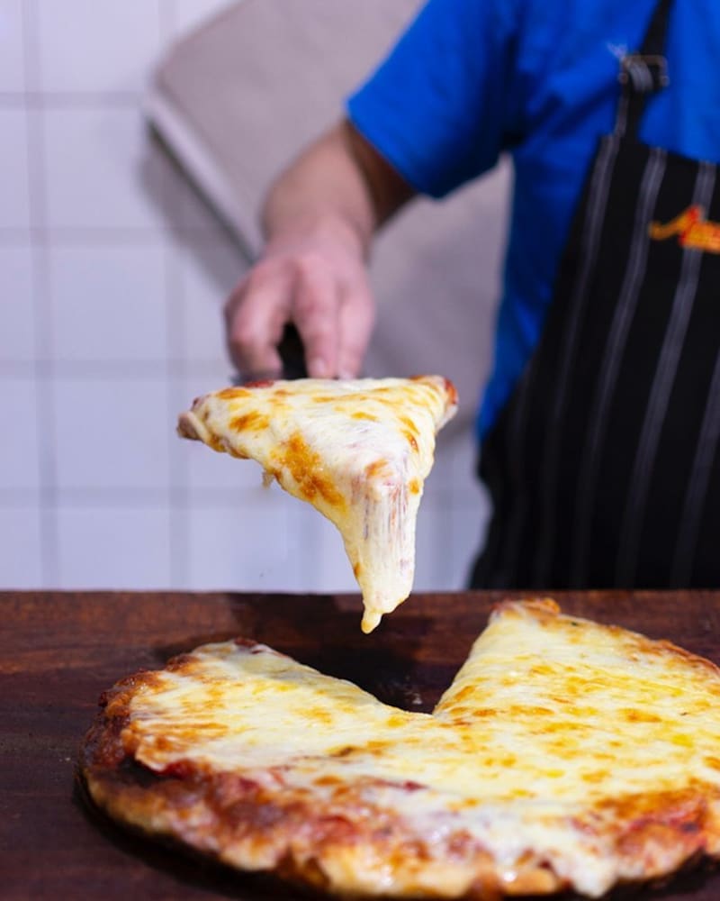 Angelín es una pizzería histórica que abrió sus puertas en 1938, convirtiéndose en un referente gastronómico en Buenos Aires. (Foto: Instagram @angelin.pizzeria)