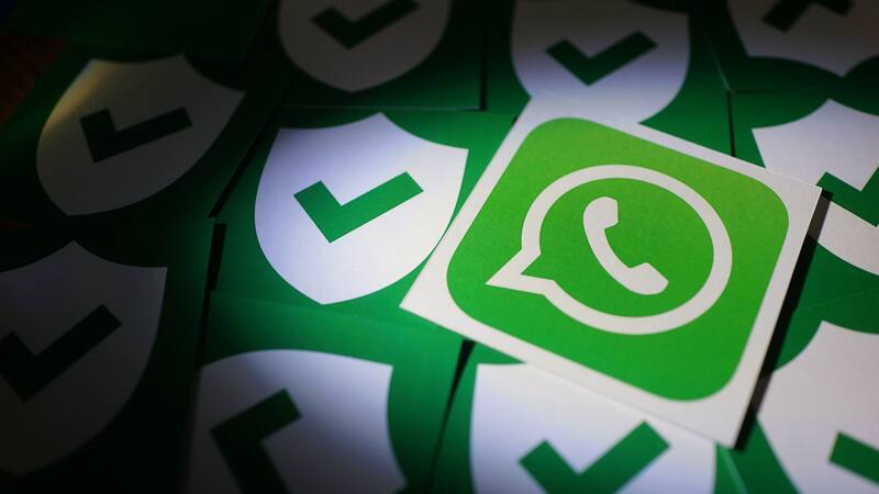 WhatsApp ofrece formas de detectar y denunciar cuentas falsas.