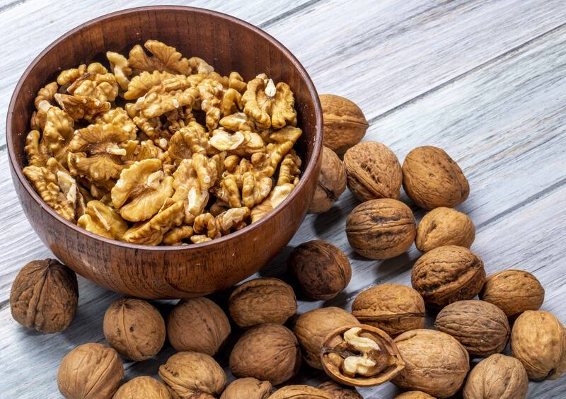 Consumir nueces regularmente puede disminuir el riesgo de enfermedades cardíacas debido a sus propiedades antiinflamatorias (Foto: Freepik)