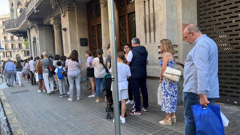 En Barcelona, hacen fila de más de una cuadra para comprar el helado de Lucciano's.