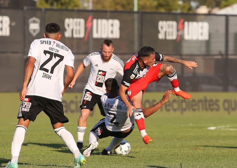 Speed está presente en la camiseta, medias y el estadio de Deportivo Riestra.