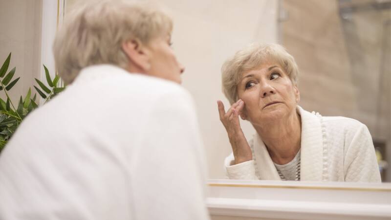 Investigaciones recientes demostraron que el cuerpo humano experimenta aceleraciones significativas en el proceso de envejecimiento en dos momentos críticos.