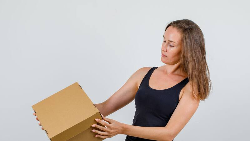 Qué precauciones se deben tomar al manipular los envíos de Amazon.