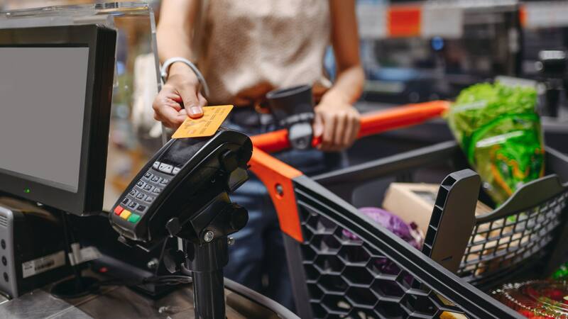 ¿Por qué es un error pagar la compra del supermercado con tarjeta de crédito? Esto dicen los expertos.