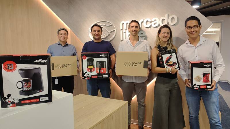 El equipo de Newsan y Mercado Libre, tras sellar el acuerdo en las oficinas de Perú