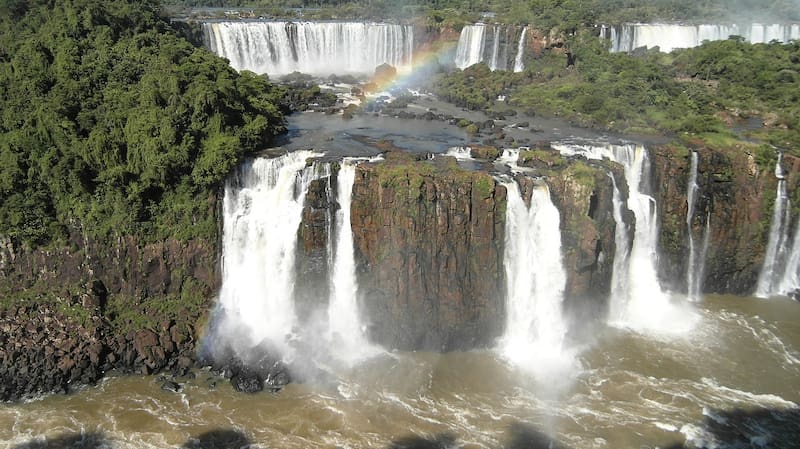 Las Cataratas del Iguazú son una maravilla del mundo y un destino ineludible de Argentina.