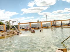 El pueblo que queda a 150 kilómetros de Buenos Aires con termas para una escapada el fin de semana largo