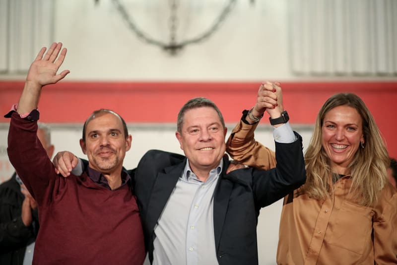 Emiliano García-Page (en el centro). Fuente: cuenta oficial @garciapage