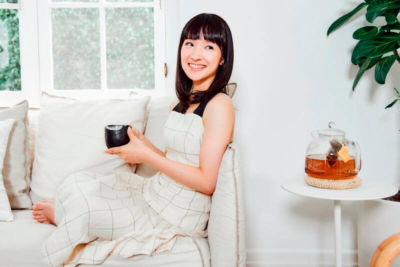 Según Marie Kondo, el orden comienza por la eliminación del exceso de cosas y la gratitud hacia su función.