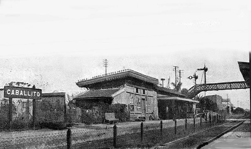 La inauguración del ferrocarril en 1857 impulsó el crecimiento y urbanización del barrio de Caballito (Fuente: Wikimedia Commons)
