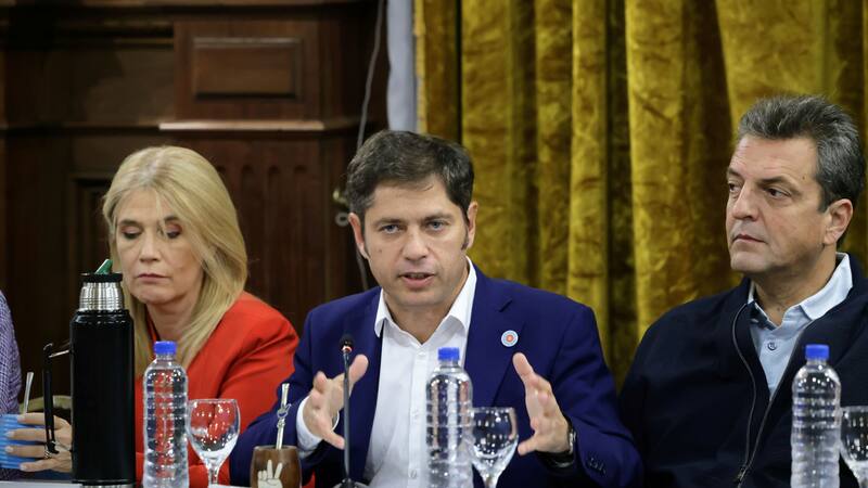 Verónica Magario, Axel Kicillof y Sergio Massa en la cumbre del viernes en La Plaata