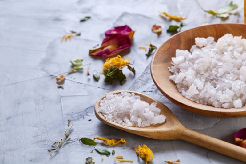 Un toque de sal y buena intención pueden cambiar la energía de tu espacio. Fuente: Freepik.