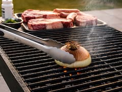 Pocos lo saben: para qué sirve pasar media cebolla sobre la parrilla caliente
