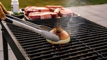 Pocos lo saben: para qué sirve pasar media cebolla sobre la parrilla caliente