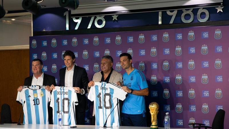 Henry Seeber, Lisandro Delfino, Chiqui Tapia y Lionel Scaloni