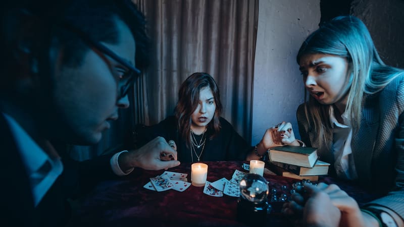 Aparición de marcas o símbolos en el cuerpo sin causa conocida puede ser visto como un posible síntoma de un hechizo.