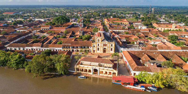 Visita Mompox y no dejes de escuchar el sonido de las campanas al atardecer y sentir la brisa del río.