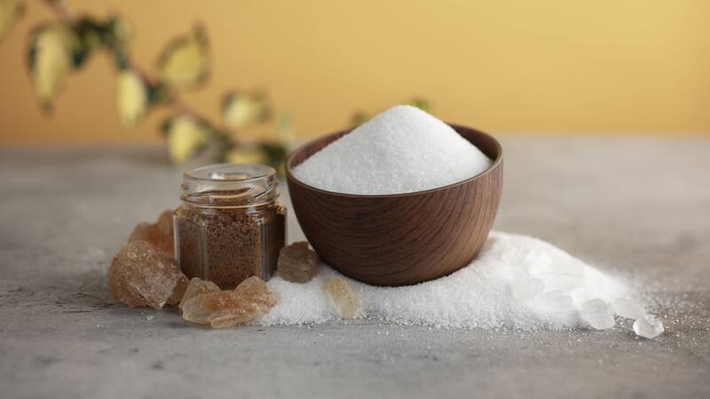 El xilitol contiene un 40% menos de calorías que el azúcar convencional, siendo ideal para reducir la ingesta calórica.